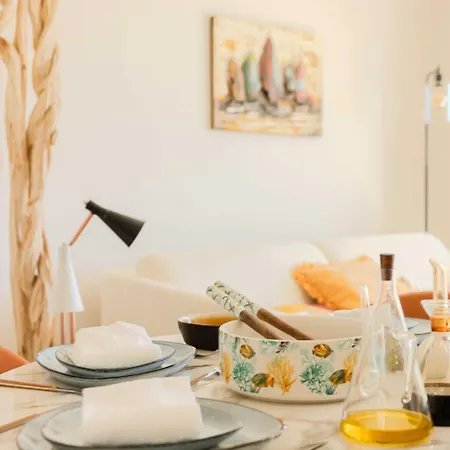 Bright A-c With Sea View - דירה